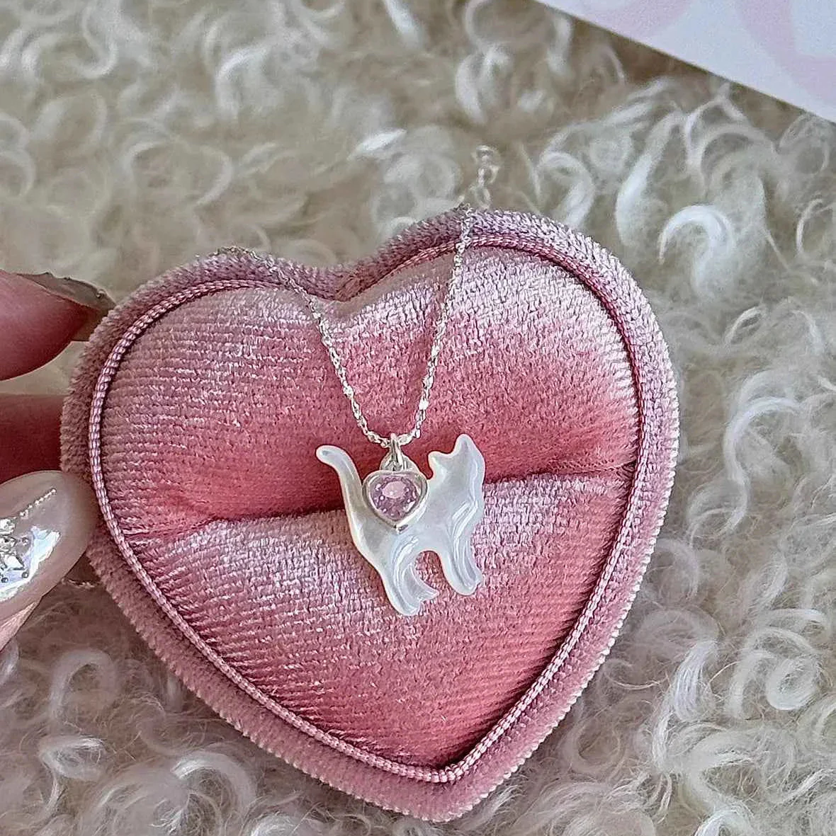 "Be Your Meow" 925 Sterling Silver Pink Heart Zircon and White Mother-of-Pearl Cat Necklace - Delicate and Elegant