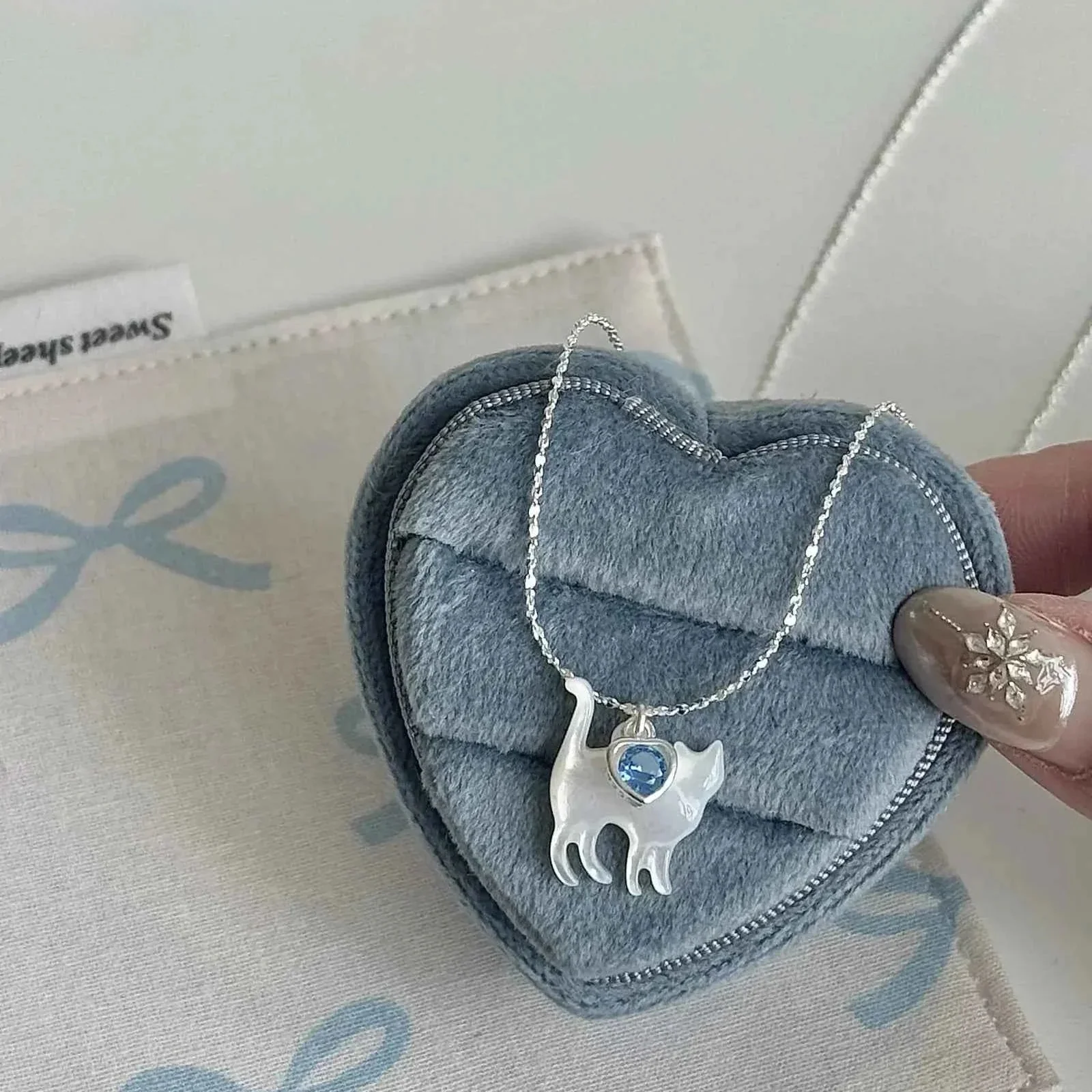 "Cloud Cat" 925 Sterling Silver Mother-of-Pearl Cat Necklace with Blue Heart Zircon - Delicate, Luxurious, and Sweet