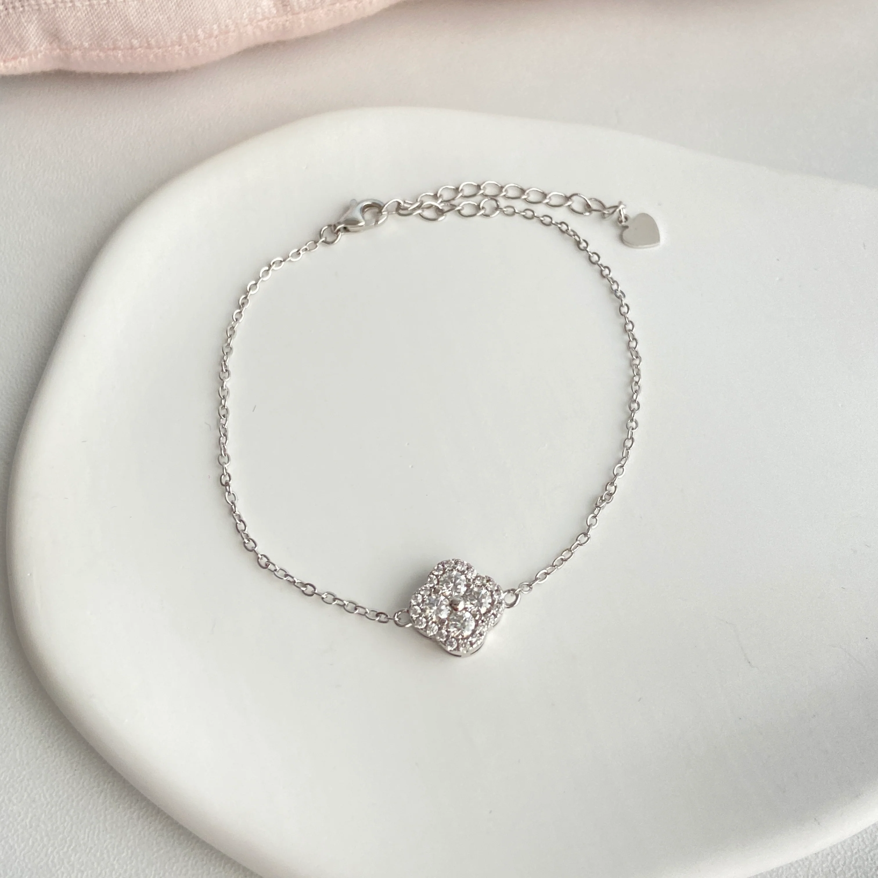 “Lucky Fleur” Gold-Plated Brass Moissanite Clover Bracelet - Image 4